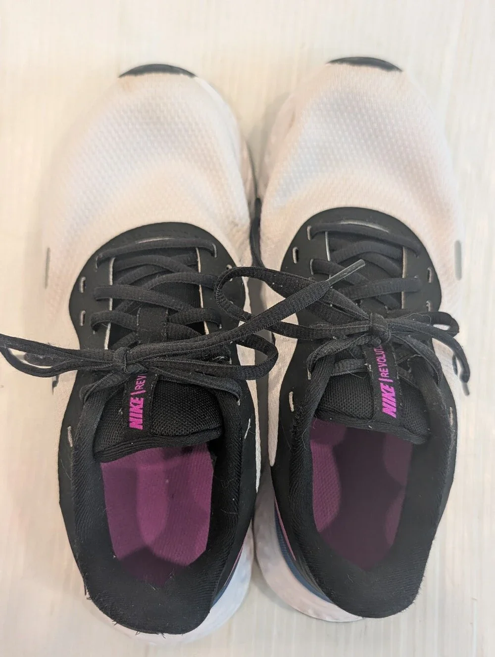 NIKE Revolution 5 Women's White and Black Running Shoes Size 8
